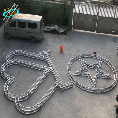 Fase della capriata del palo di TUV che accende forma del cuore per nozze
